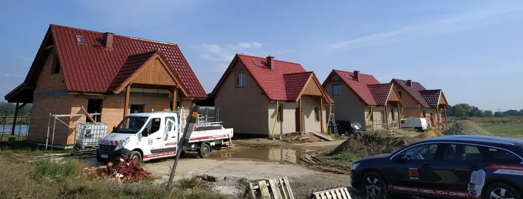 Domy jednorodzinne w budowie z oknami zamontowanymi przez Termookna